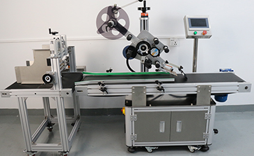 平面貼標(biāo)機(jī)如何實(shí)現(xiàn)貼上下兩個(gè)標(biāo)簽?平面貼標(biāo)機(jī)操作環(huán)境要求是什么?