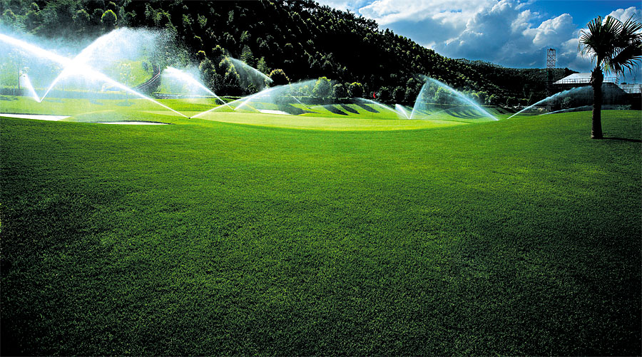 黑眼睛廣告為雁鳴湖旅游度假村宣傳推廣拍攝的風光圖片高爾夫草坪