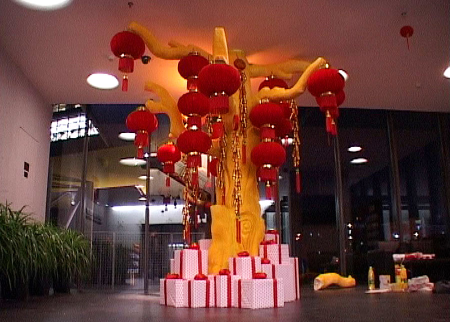 萬科新年氣氛營造方案-地產總部大堂燈籠樹堆放禮物和掛滿燈籠、鞭炮的完整效果